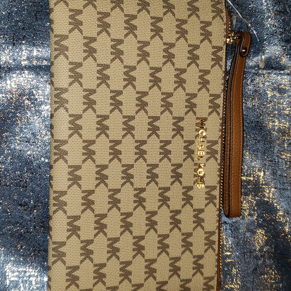 Michael Kors Wristlet - Picture 7 of 7